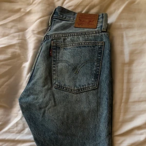 Jeans - Levis jeans, storlek 26. Köpt för 1399kr. Säljer då jeansen blivit för små för mig.