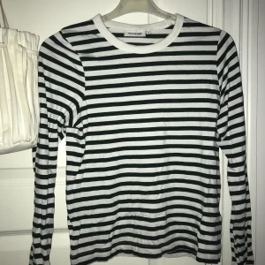Vit-grön randig tröja fr Weekday - LITEN I STORLEKEN, skönt material, tajt, använd 3 ggr.