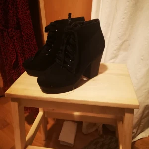 Hög klackat - Ett par svarta högklackat 