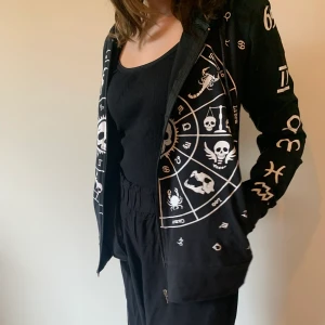 Zip tröja med stjärntecken motiv - Köpt på Shock i Göteborg för 1 års sedan, använt ett fåtal gånger. Köparen står för frakt