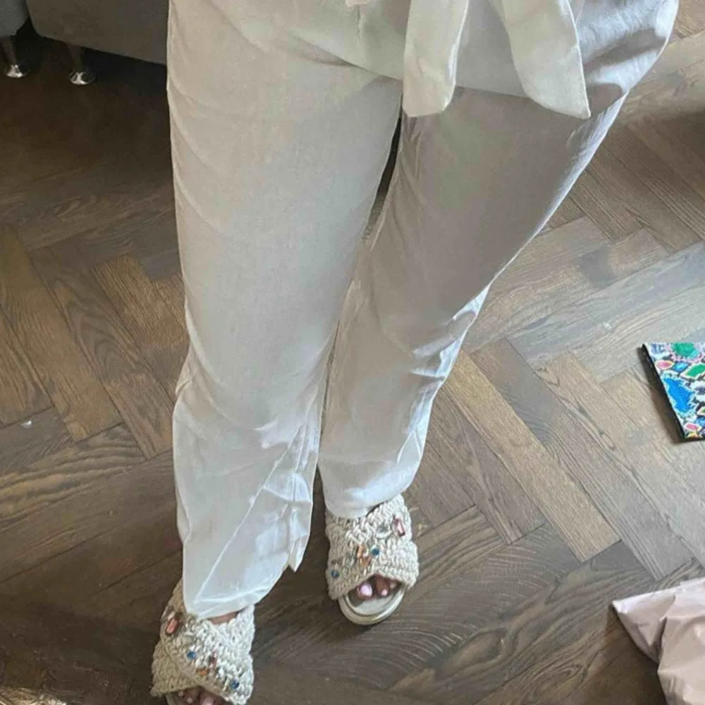 Säljer ett par vita linne byxor, köpt på instagram och säljer då de inte riktigt var min stil :(. Jeans & Byxor.