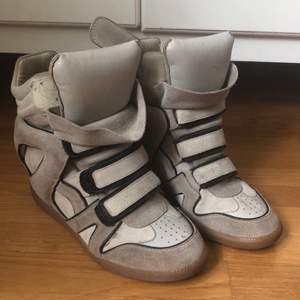 Super fina Isabel Marant skor i storlek 39. Använt sparsamt och säljs då dom ej används längre.