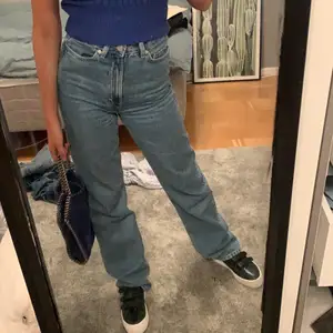 Säljer dessa populära jeans ifrån Weekday!!!Dom är i modellen Rowe, alltså raka. Storlek 24/32. Jag är 162( på mig är dom ”för långa” så dom hänger över skorna)Endast använda ungefär 3 gånger💕💕 Kontakta mig ifall ni vill ha fler bilder💕💕