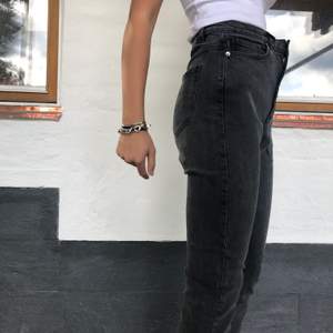 Svarta jeans från Carin Wester. Storlek 38. Helt nya ochköpte för 500kr