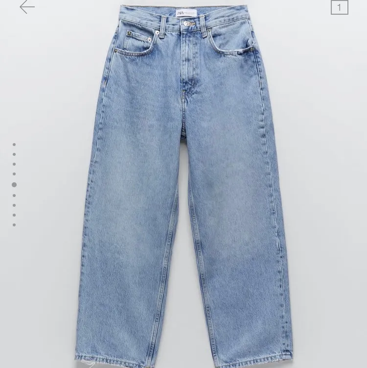 Croppade jeans från zara med vida ben. Jeans & Byxor.