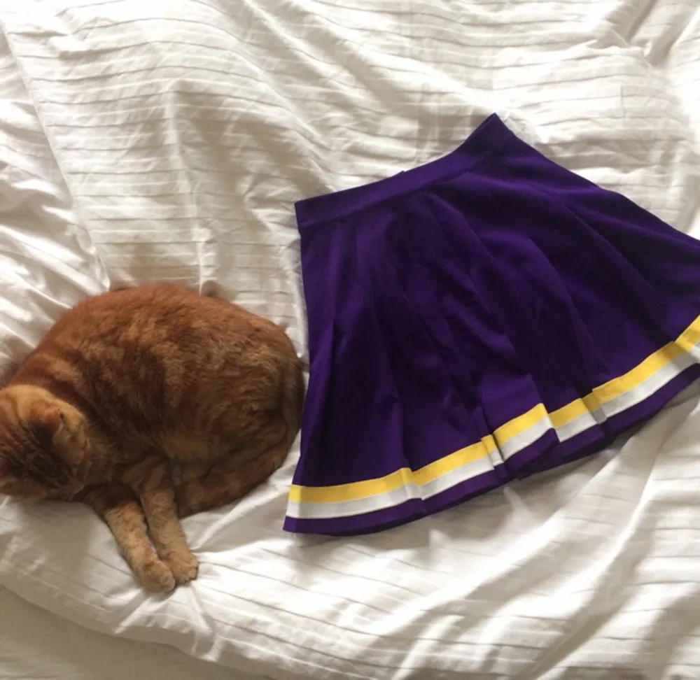 Vintage cheerleader skirt. Lila, gul, vit. Kjolar.