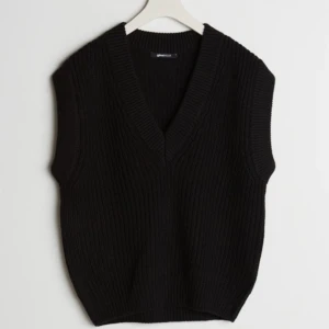 Stickad väst från Gina Tricot - Stickad väst från Gina Tricot (heter Johanna Knitted Vest), helt slutsåld och jättefin!! Endast använd en gång så precis som ny, kvitto finns kvar. Säljer endast vid bra bud ☺️ Strl S men passar även xs&m. Köparen står för frakt! 🤍