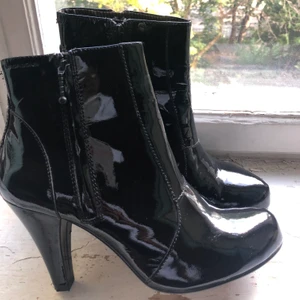 Svarta lackskor från vagabond - Säljer dessa så fina klackskor från Vagabond då de är för små. De är i svart lack och är väldigt enkla att gå i. Storlek 40. Använda max 3 gånger och de är i nyskick. Köptes för 1100 kr, säljer nu för 250kr+frakt