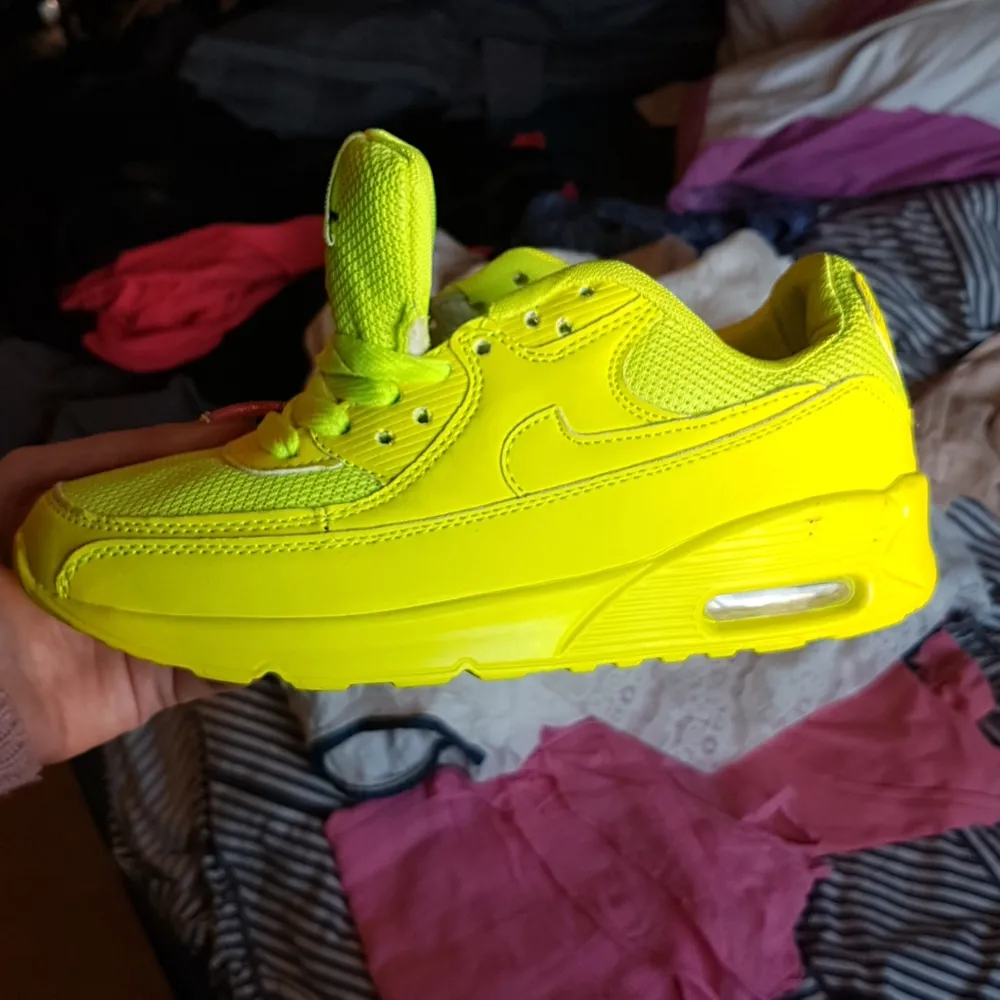 Såå snygga skor i neon gul/grön färg. Står storlek 40 men dom är små i storleken och passar nog bättre en 38-39. Betalade 549 kr för dom, och säljer dom för 250🌸. Skor.