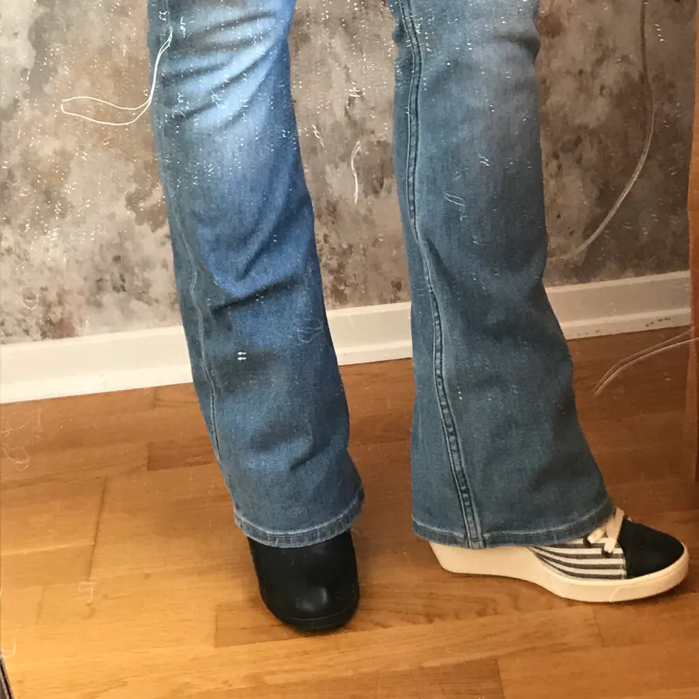 Snygga Crocker jeans, lite bootcut, säljes pga av att dom är för stora , stretch . Jeans & Byxor.