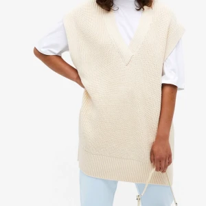 Stickad väst - Såå snygg och trendig väst från Monki! Den är helt oanvänd och har prislappen kvar, SLUTSÅLD på hemsidan så BUDA gärna💕💕 Är i storlek Xs men väldigt oversized så passar nog upp till L. Frakt ingår inte