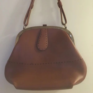  - This is a Swedish design handbag in 60's. brand:Guldhuvudet
Except for needing to clean out a bit dust inside of the bag, otherwise, it's in excellent condition