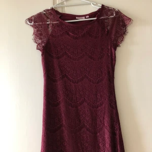 Röd klänning - Klänning i spets från Kappahl, haft på mig en gång på julafton. Perfekt om du söker en klänning till jul ☺️ är 160 och den går till knänen på mig.