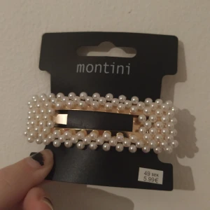 Hårspänne med pärlor  - Helt nytt spänne med pärlor! Aldrig använt 🥰 köpt för 50, säljer för 40inkl frakt<3 