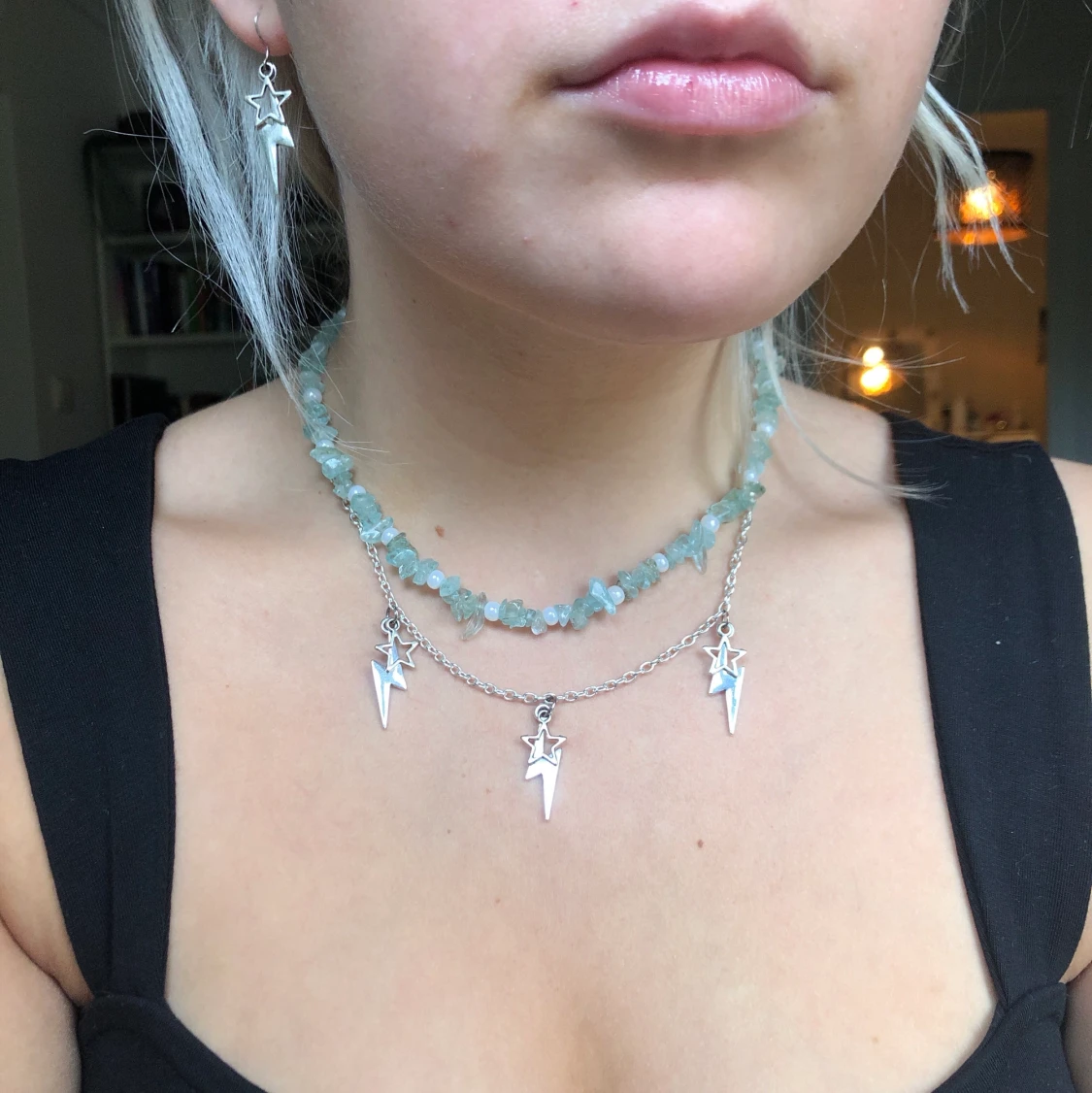 ljusblått halsband med vita ditaljer