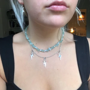 ljusblått halsband med vita ditaljer - 99kr + 11kr frakt💕
