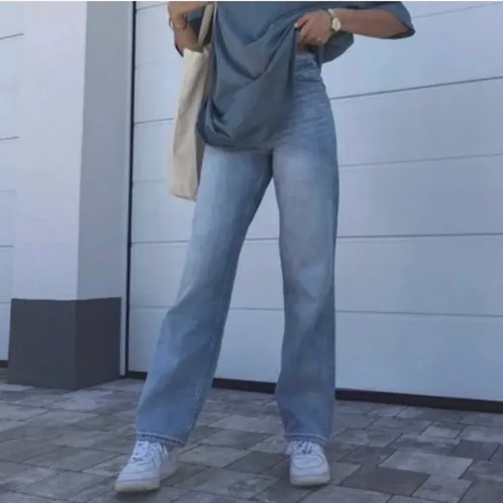 Yoko jeans från Monki i färgen mid blue🦋                           Budet ligger på 220+frakt❤️. Jeans & Byxor.