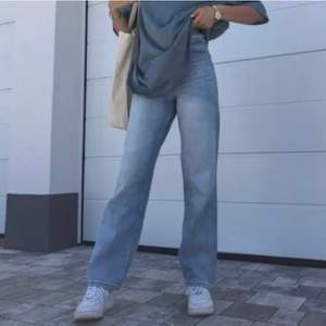 Yoko jeans från Monki i färgen mid blue🦋                           Budet ligger på 220+frakt❤️
