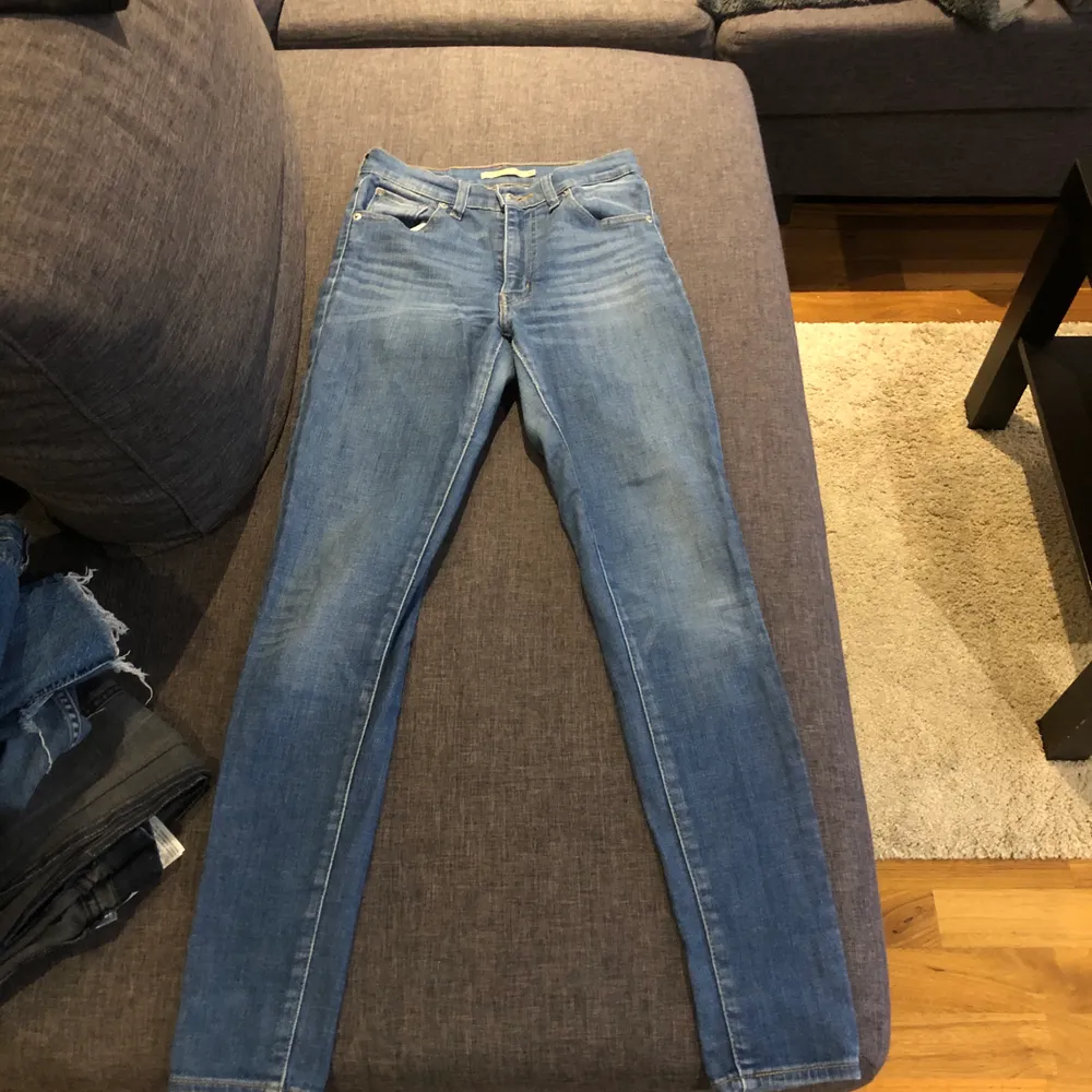 Säljer högmodjade tighta Levis jeans. Använda få gånger då de blev för små ganska snabbt, jättefint skick, fin färg! Inga skavanker. Nypris: 1400kr . Jeans & Byxor.