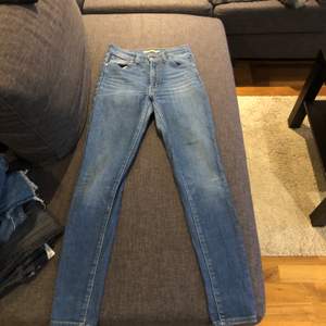 Säljer högmodjade tighta Levis jeans. Använda få gånger då de blev för små ganska snabbt, jättefint skick, fin färg! Inga skavanker. Nypris: 1400kr 