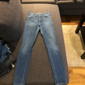 Säljer högmodjade tighta Levis jeans. Använda få gånger då de blev för små ganska snabbt, jättefint skick, fin färg! Inga skavanker. Nypris: 1400kr 