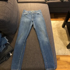Mile high super skinny Levis jeans, storlek 26/30  - Säljer högmodjade tighta Levis jeans. Använda få gånger då de blev för små ganska snabbt, jättefint skick, fin färg! Inga skavanker. Nypris: 1400kr 