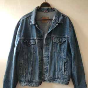  - Vintage Levis jeansjacka i trevligt slitet skick. Hämtad i Uppsala eller skickas mot fraktkostnad  ett par slitningar som börjar bli hål