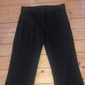  - Byxor från chiquelle. Använd ett fåtal gånger då dem tyvärr är för långa för mig. Dem är utsvängda nedtill. Storlek 38 men lite små i storleken så skulle säga att dem är som 36