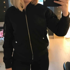  - Varm och fin bomberjacka. Mycket använd. En stor fläck men även små regnfläckar vid axlarna. Normalstor. Har haft i 2 år. Skriv till mig om frågor eller fler bilder💗