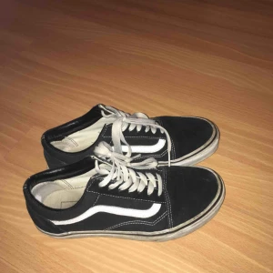  - Old school vans i stl 38! Supersköna och lite använda men ändå bra skick!