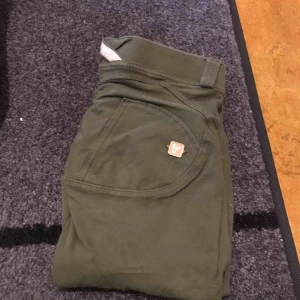  - Säljes pga att jag har flera par.  Litet hål i grenen, går att sy ihop lätt, annars inga fel på dom.  Låg midja, hellånga. 