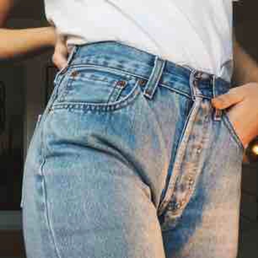 Ljusblå Levi’s jeans i mycket bra skicka. Strl W26 L32, byxorna är dock avklippta, passar mig som är 163cm. Hör gärna av er för exakta mått/fler bilder.. Jeans & Byxor.