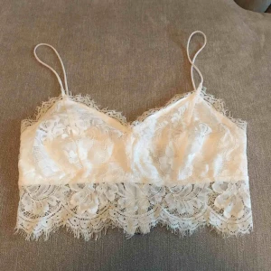  - Jättesnygg top från topshop. Frakt +30kr