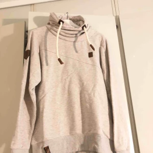  - Hoodie i unisex modell med fina ”läder” detaljer Strl L men passar även M Helt oanvänd (prislapp kvar!)