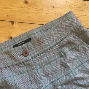  - Knappt använda söta gråa shorts med vita, gröna och rosa färger. ☀️