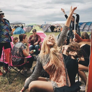  - DEN ULTIMATA FESTIVALKLÄNNINGEN.(snyggaste jag ägt) Vill egentligen inte sälja men har växt ur den så därav ett lite dyrare pris. Klänningen är orange och marinblå köpte den för 1000 kr. En rad av fransar på vardera sida utan klänningen