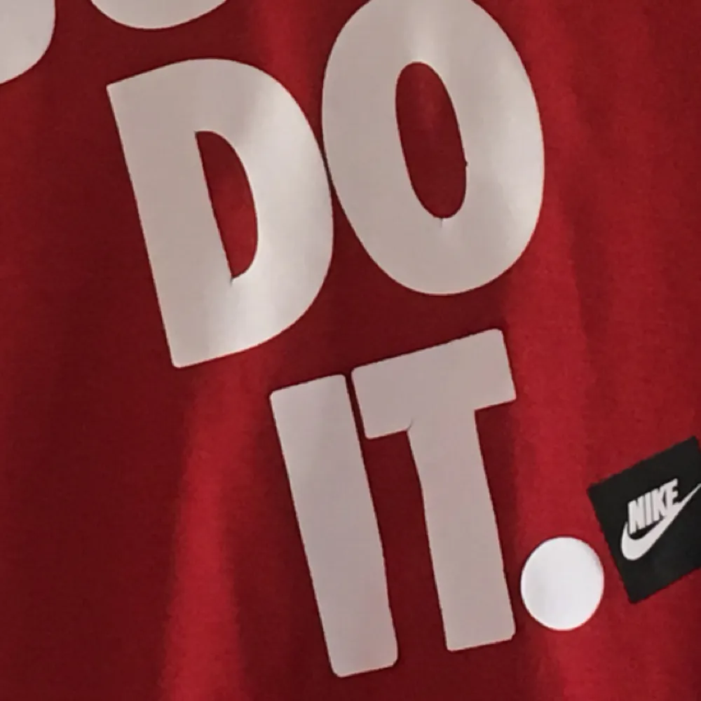 Nike-tröja, har använts till träning några gånger men inte en favorit. Trycket är lite skavt därav priset men överlag i bra skick. Frakt tillkommer 😊. Hoodies.