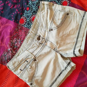  - Shorts från Mango. Storleken är 32 men passar mer 34.