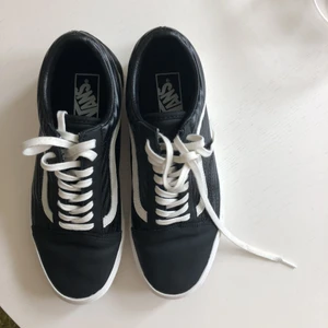 - Vans Old Skool i skinn, använda en gång. För stora för mig! Köpare står för frakt