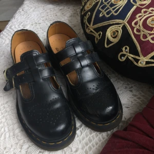  - Dr Martens modell ”Polly” i strl 39. Använda ca 10 ggr, alltså mycket sparsamt använda. Möts upp i Sthlm.