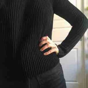  - Ribbstickad tröja med långa ärmar, bomull.  perfekt till höga byxor!  Står M i, dock ganska ostretchig, jag brukar va en s-m och den är perfekt/lite tajtare på mig.  inte noppig (använd för sällan, säljes därför:))  Möts i centrala sthlm!