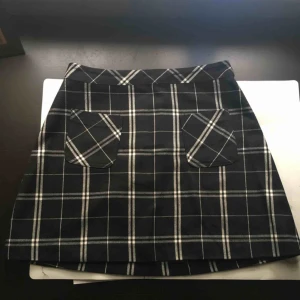  - En nice kjol perfekt till hösten!  Det står 36 i den men skulle mer säga 34.  Väldigt sparsamt använd!  Köparen står för frakt🌹