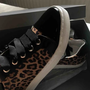  - Sprillans nya skor. Ord pris 1500kr, aldrig använda! Finns sula i om dem skulle vara för stora, kostar inget extra utan den bjuder jag på!!😍😍 frakt kommer gå på runt 100kr och den står jag för!