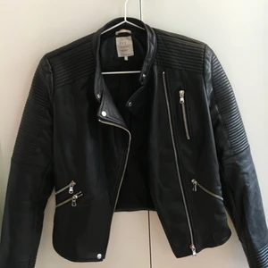  - En skinnjacka(plast) från Zara.  Knappt använd då den är mer som en xs.  Sjukt snygg förövrigt!!