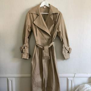 Oanvänd trench coat från H&M Trend, värde 1000kr. 