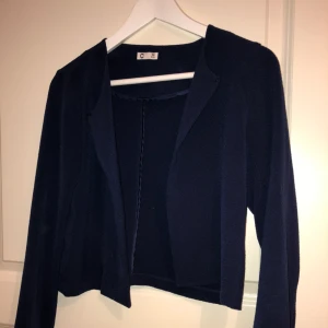  - Mörkblå quiltad kavaj/kofta från Cubus. 