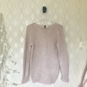  - 💓Skimrande ljusrosa stickad tröja i strlk 34 som passar perfekt till hösten när det börjar bli lite svalare.  Köpt för ca 2 månader sedan nypris 249, NYSKICK :)   Betalning via Swish, vid ev frakt står köparen för denna :) 💓