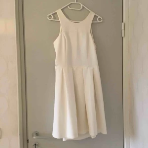  - Fin klänning från Gina Tricot med något öppen rygg.  Storlek 38, lite mindre i storleken är normalt. Dragkedja i sidan. Kanske perfekt till din student 2019?  Rena kapet isåfall. ✨I fint skick. ✨ Kika gärna på mina andra annonser!