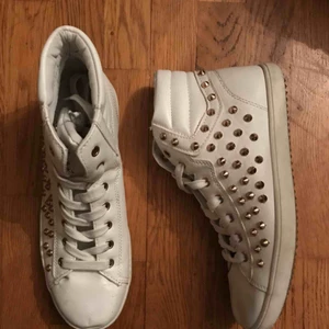  -  Vita sneakers med guldnitar. Storlek 39. Köpta i Italien.