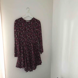  - Klänning från H&M, strl 38. Dragkedja i ryggen. Sparsamt använd. Köparen står för frakten.